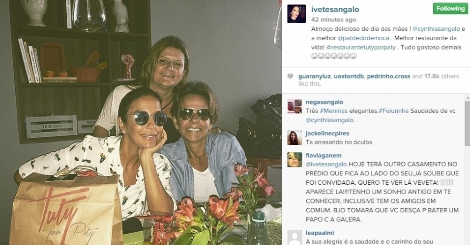 9.mai.2015 - A cantora Ivete Sangalo postou uma foto do almoço do dia das mães antecipado com a irmã Cynthia