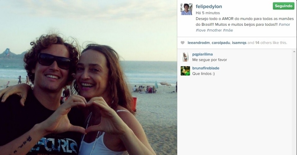 10.mai.2015 - O cantor Felipe Dylon usou a praia de cenário para homenagear a mãe