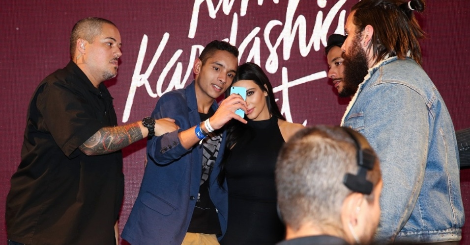 11.mai.2015 - Fã fura bloqueio e consegue selfie com Kim Kardashian no Shopping Morumbi, em São Paulo. A socialite está no Brasil para lançar sua linha de roupas em parceria com a C&A