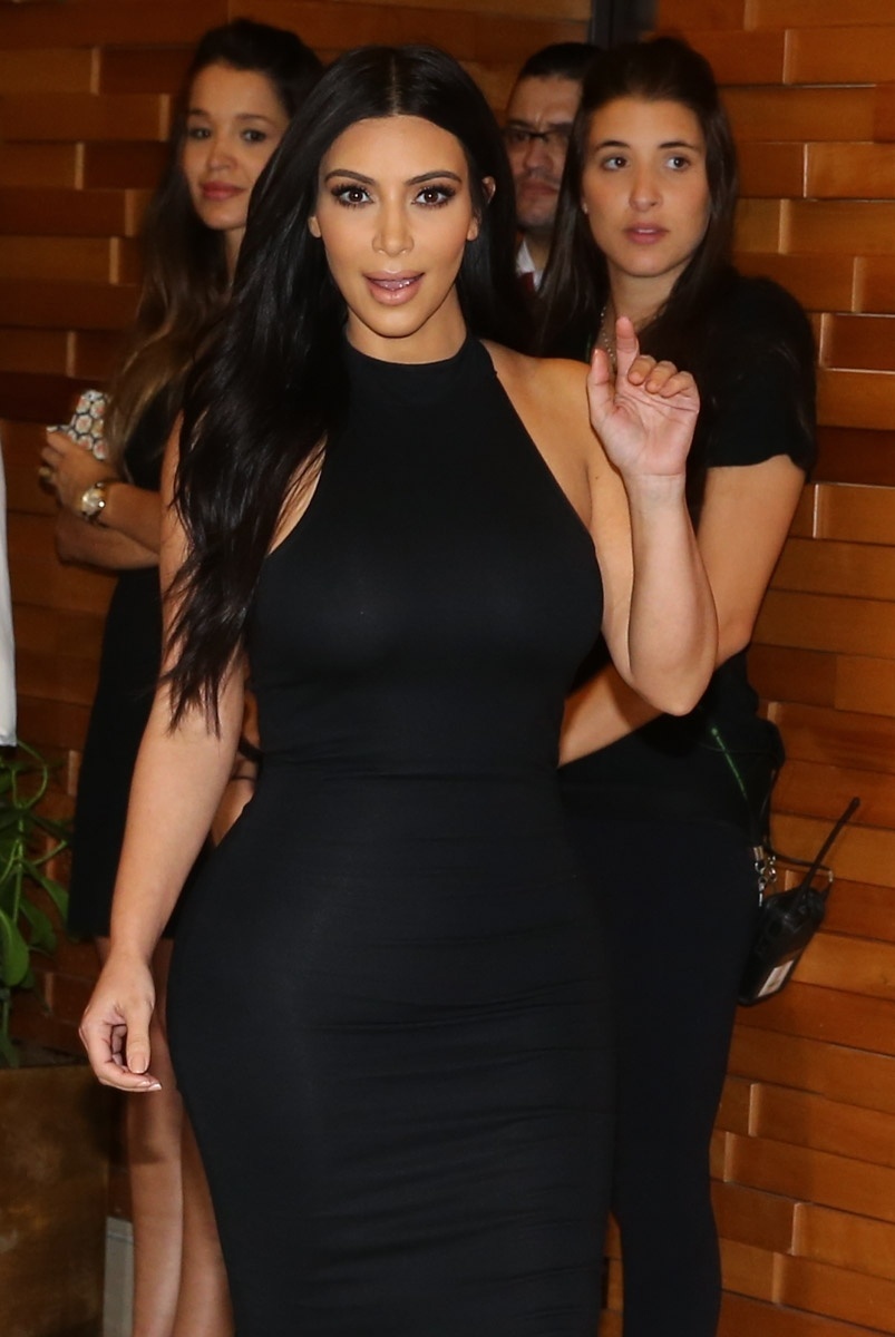 11.mai.2015 - Kim Kardashian chega ao Cinemark do Shopping Iguatemi, em São Paulo, para lançar sua linha de roupas em parceria com a C&A