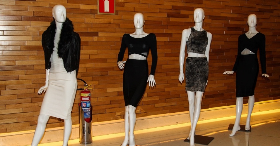 A coleção de Kim Kardashian para a C&A conta com vestidos e conjuntos de top cropped e saia lápis bem colados no corpo. A cartela de cores é enxuta e prioriza o preto, branco e cinza. Além do elastano, o couro sintético e jeans desgastado também fazem parte dos materiais escolhidos