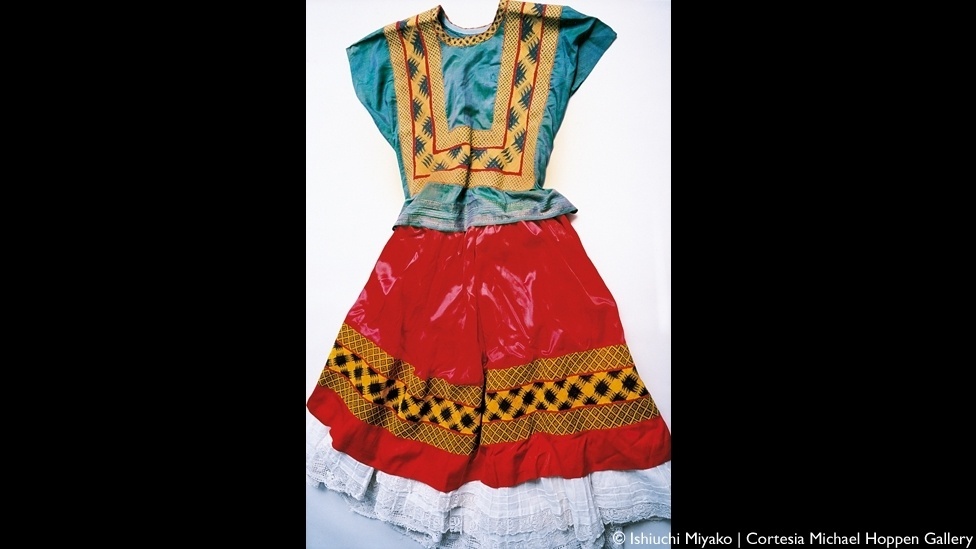 A perna direita de Kahlo era mais fina que a esquerda, uma sequela da poliomielite que a acometeu na infância. Aos 18 anos, a mesma perna foi fraturada em 11 lugares em um acidente de ônibus quase fatal. A partir daí, ela começou a usar vestidos tradicionais tehuana, da região de Oaxaca, no México. As saias longas e rodadas escondiam as marcas em suas pernas - Ishiuchi Miyako/Cortesia Michael Hoppen Gallery