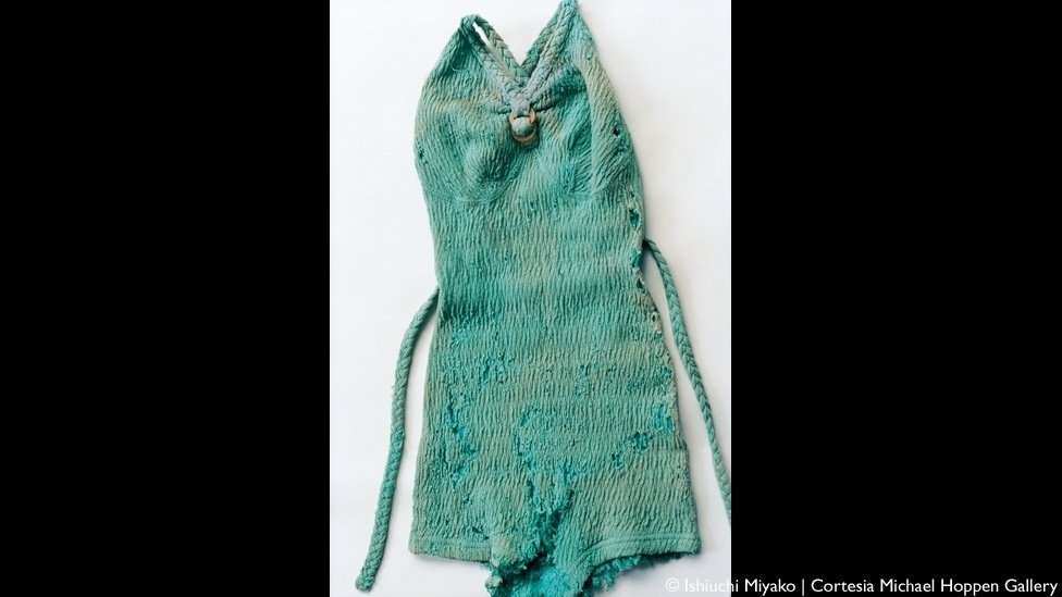 Após a reabertura do banheiro, em 2004, a fotógrafa japonesa Ishiuchi Miyako teve acesso a mais de 300 artefatos pessoais de Kahlo. Uma exposição em Londres revela pela primeira vez estas imagens. Ao lado, um traje de banho - Ishiuchi Miyako/Cortesia Michael Hoppen Gallery