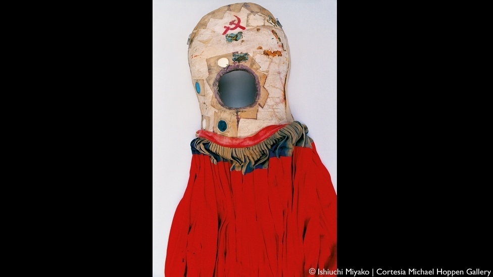 Após o acidente de ônibus, seu corpo permaneceu imobilizado com gesso por três meses. A pintora passou por inúmeras cirugia e sofreu com dores agudas durante toda a sua vida. Ela decorava seus gessos, como este ao lado, preso a uma saia - Ishiuchi Miyako/Cortesia Michael Hoppen Gallery