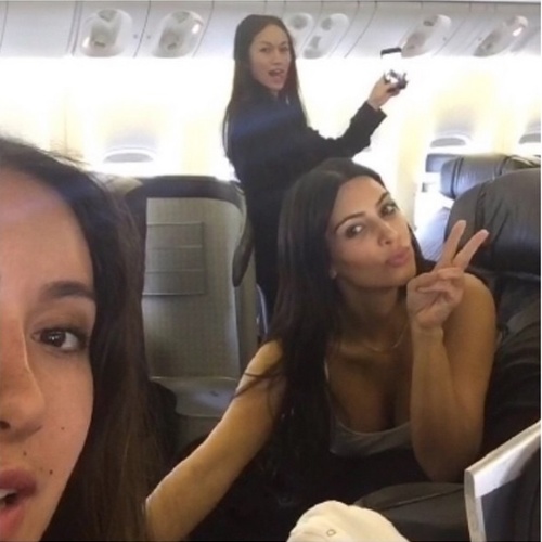 Kim Kardashian anuncia a sua chegada a São Paulo. "Brasil, aqui estamos", disse a socialite em seu Instagram. Kim veio ao País para o lançamento de uma coleção de roupas