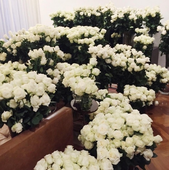 Kim Kardashian recebe no quarto do hotel onde está hospedada mil rosas brancas do marido pelo Dia das Mães