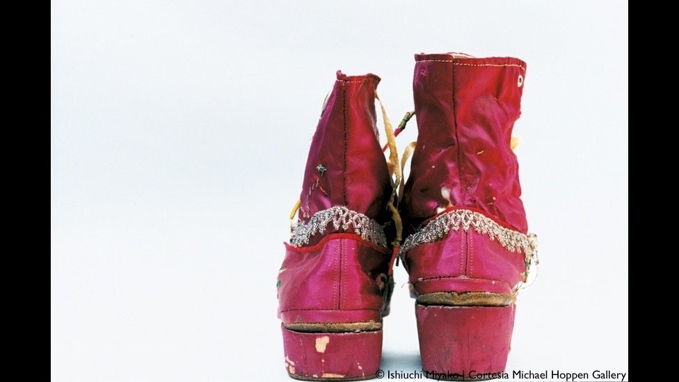 Nas botas de Frida Kahlo, nota-se que o salto do pé direito é maior do que o do pé esquerdo. A fotógrafa Miyako, famosa por seus retratos do Japão pós-guerra, conhecia pouco sobre a mexicana ao ser convidada para registrar seus pertences, mas diz ter sido atraída pelos rastros que a pintora deixou em seus objetos pessoais - Ishiuchi Miyako/Cortesia Michael Hoppen Gallery