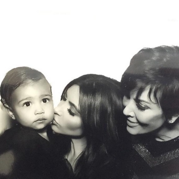 No Brasil, Kim Kardashian não deixa de fazer a sua homenagem pelo Dia das Mães. "Tudo o que eu sou eu devo a você mamãe! Tudo que vou ensinar a minha filha você me ensinou primeiro", declarou a socialite em foto na qual aparece com a filha, North West, e a mãe, Kris Jenner