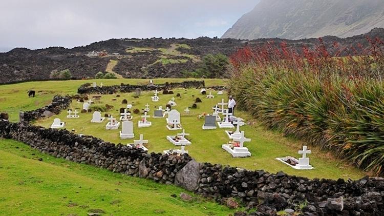 O pequeno cemitério da ilha Tristão da Cunha