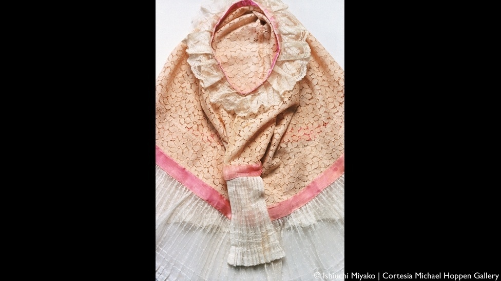 O véu de renda e outros trajes tehuanas também são considerados uma saudação feminista à sociedade matriarcal das mulheres de etnia zapoteca. Imagens de Frida Kahlo usando as vestimentas tradicionais tornaram-se mundialmente conhecidas - Ishiuchi Miyako/Cortesia Michael Hoppen Gallery