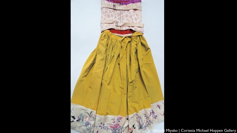 Os amigos da artista notaram que quanto mais incapacitada ela ficava com o passar do tempo, mais elaboradas tornavam-se suas roupas. Ao lado, uma saia amarela bordada presa a um corpete - Ishiuchi Miyako/Cortesia Michael Hoppen Gallery