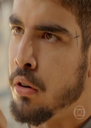 Personagem Caio Castro em "I Love Paraisópolis" tem uma cruz tatuada próxima à sobrancelha