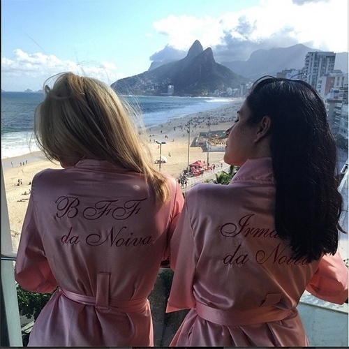 11.mai.2015 - Irmã de Preta Gil, Marina Morena postou em seu Instagram uma foto ao lado da estilista Helô Rocha com roupões personalizados do casamento da cantora