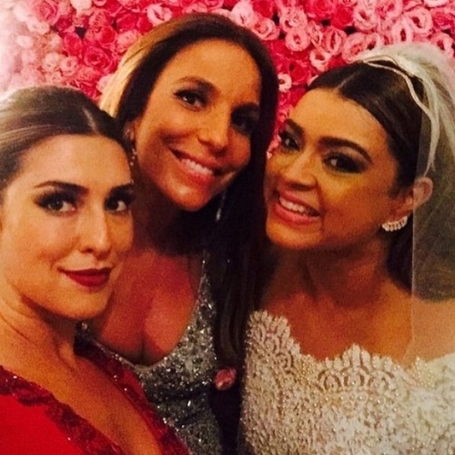12.mai.2015 - A noiva Preta Gil faz uma self com as madrinhas Fernanda Paes Leme e Ivete Sangalo, durante a festa em comemoração ao casamento dela com Rodrigo Godoy