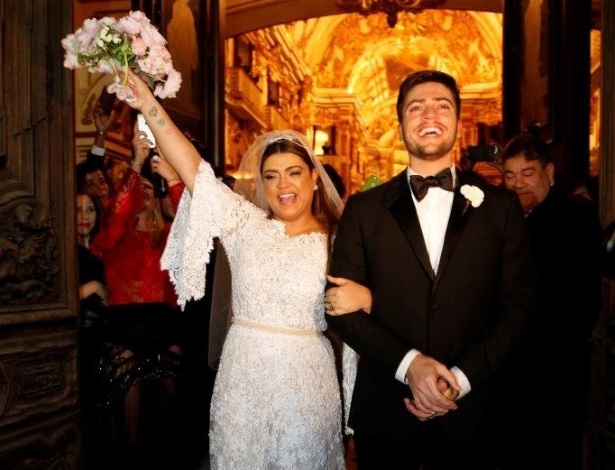12.mai.2015 - Casados, Preta Gil e Rodrigo Godoy deixam a igreja da Nossa Senhora do Carmo sob aplausos dos fãs e curiosos presentes