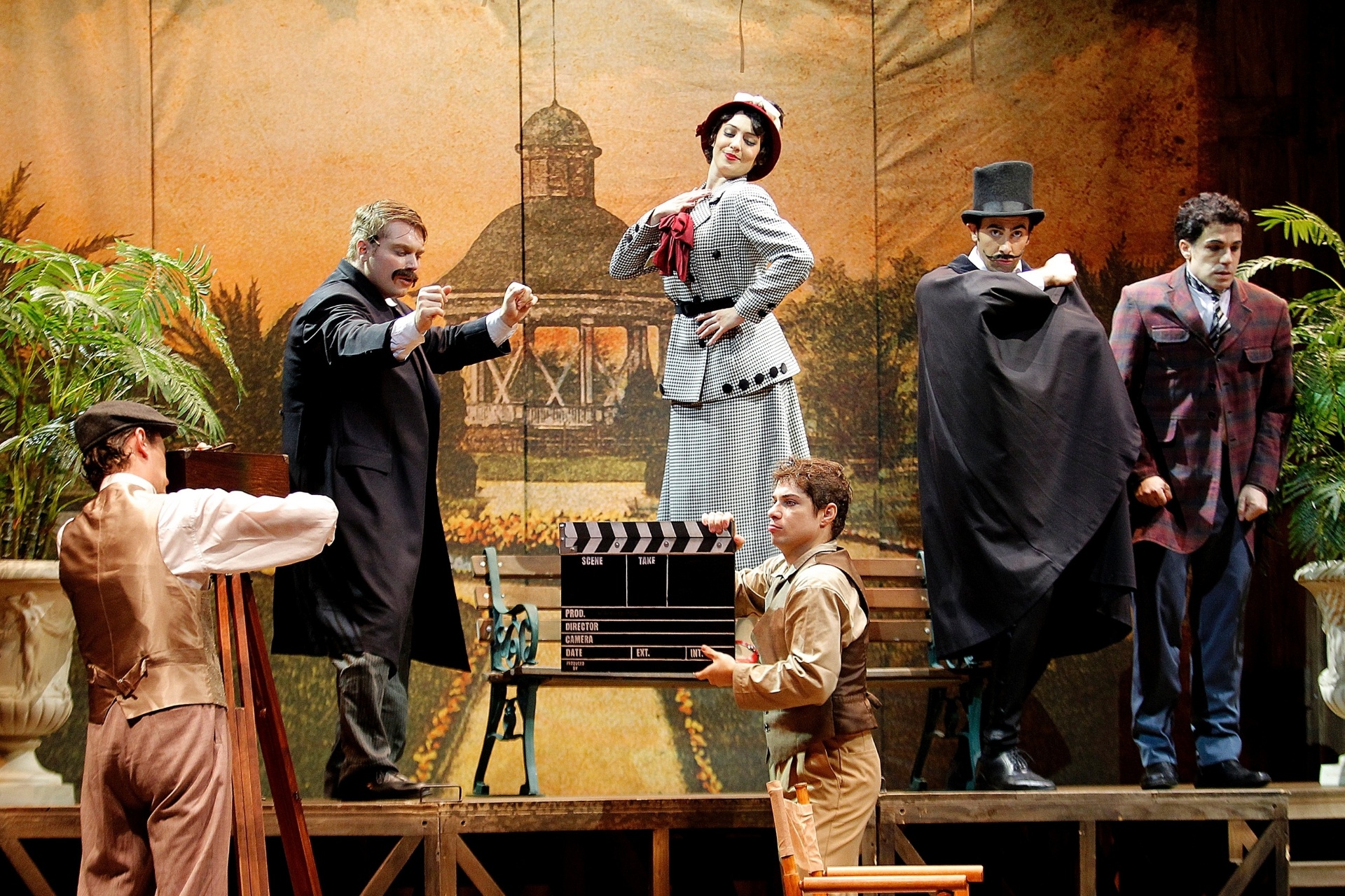 12.mai.2015 - Cena do espetáculo "Chaplin, o Musical", que estreia dia 14 de maio, no Theatro Net, em São Paulo - Reinaldo Canato/UOL