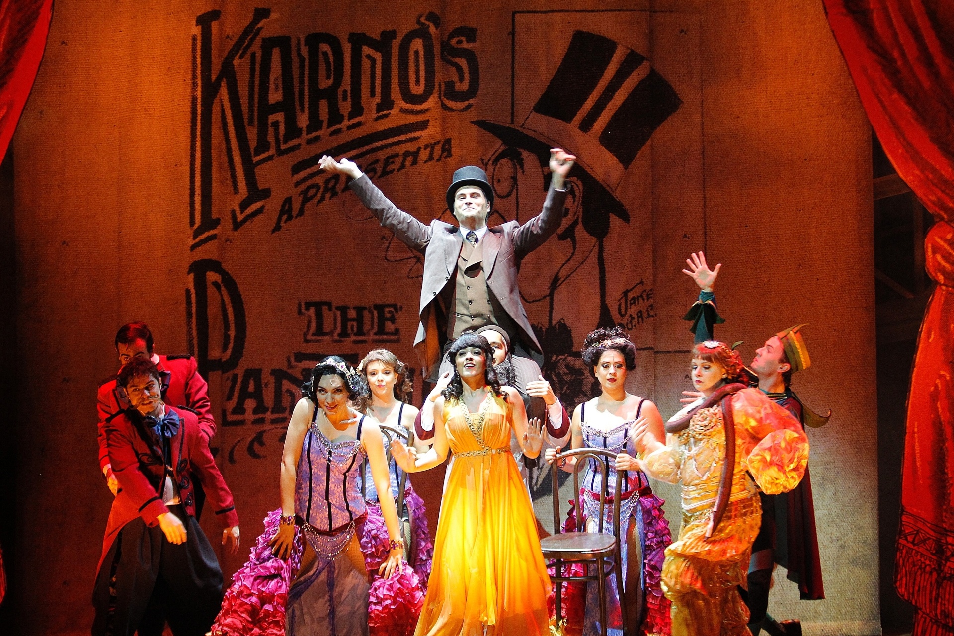 12.mai.2015 - Cena do espetáculo "Chaplin, o Musical", que estreia dia 14 de maio, no Theatro Net, em São Paulo - Reinaldo Canato/UOL