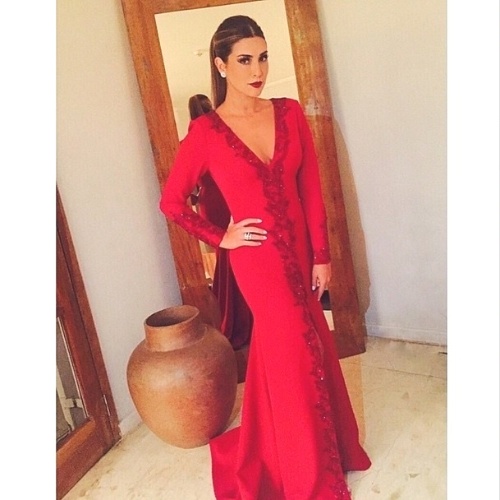 12.mai.2015 - Fernanda Paes Leme apostou num look vermelho e decotado para subir ao altar como madrinha de Preta Gil