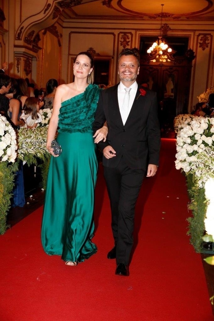 12.mai.2015 - Marcello Azevedo, empresário de Preta, foi um dos padrinhos da cerimônia ao lado da mulher, Carol