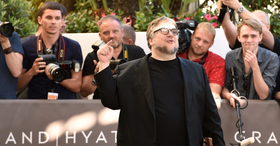 12.mai.2015 - O mexicano Guillermo del Toro chega a hotel em Cannes para o 68º Festival de Cinema. Diretor de filmes como "O Hobit" e "Labirinto do Fauno", del Toro é membro do júri do festival