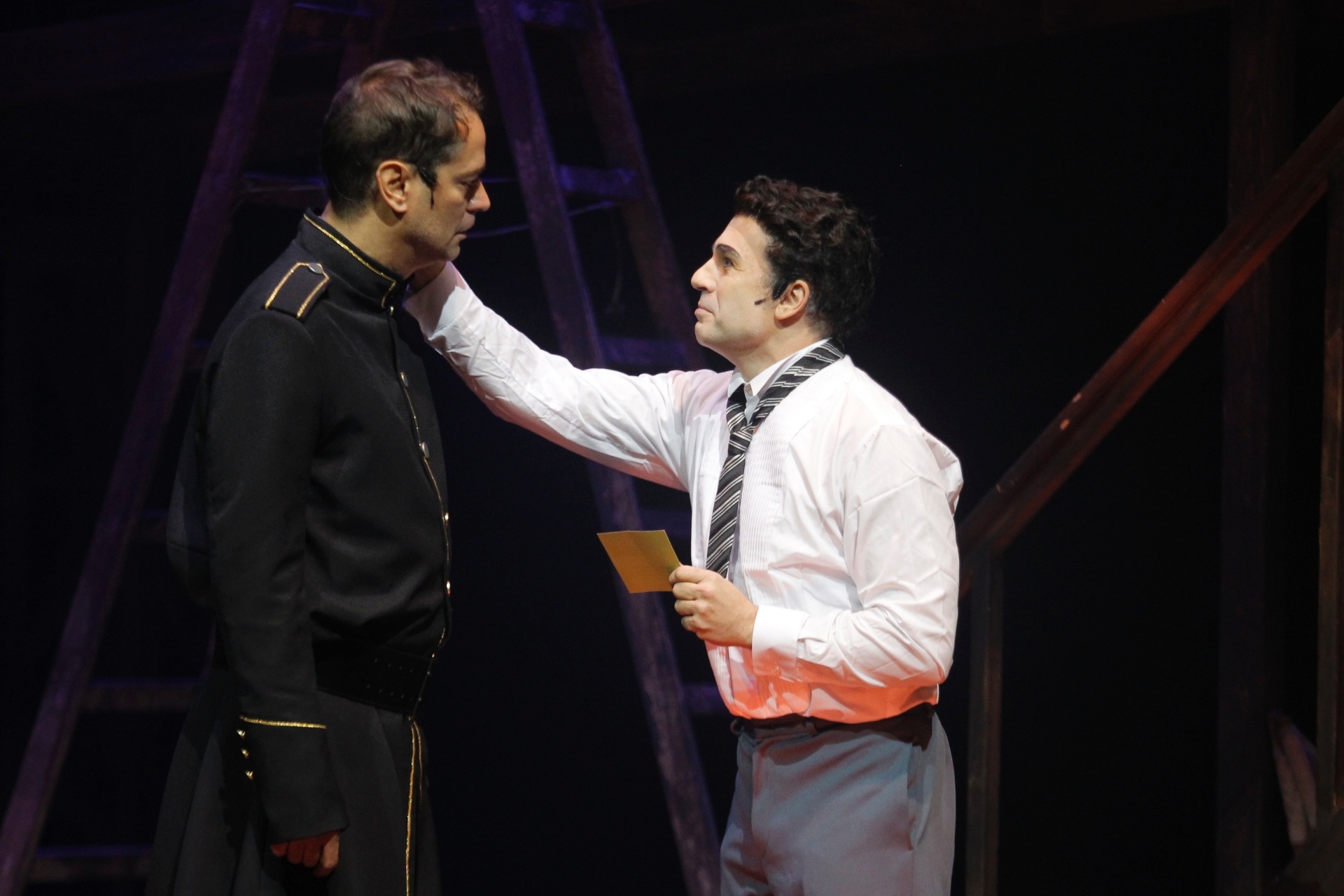 12.mai.2015 - Os atores Marcello Antony e Jarbas Homem de Mello em cena do espetáculo "Chaplin, o Musical", que estreia dia 14 de maio, no Theatro Net, em São Paulo - Reinaldo Canato/UOL