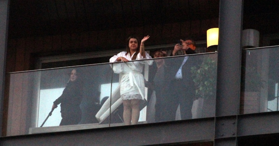 12.mai.2015 - Poucas horas antes de subir ao altar, Preta Gil aparece na sacada do hotel Fasano, em Ipanema, no Rio, e acena para os paparazzi
