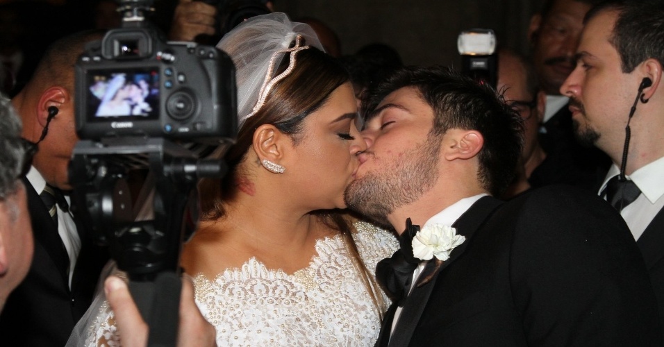 12.mai.2015 - Preta Gil e Rodrigo Godoy se beijam após a cerimônia de casamento