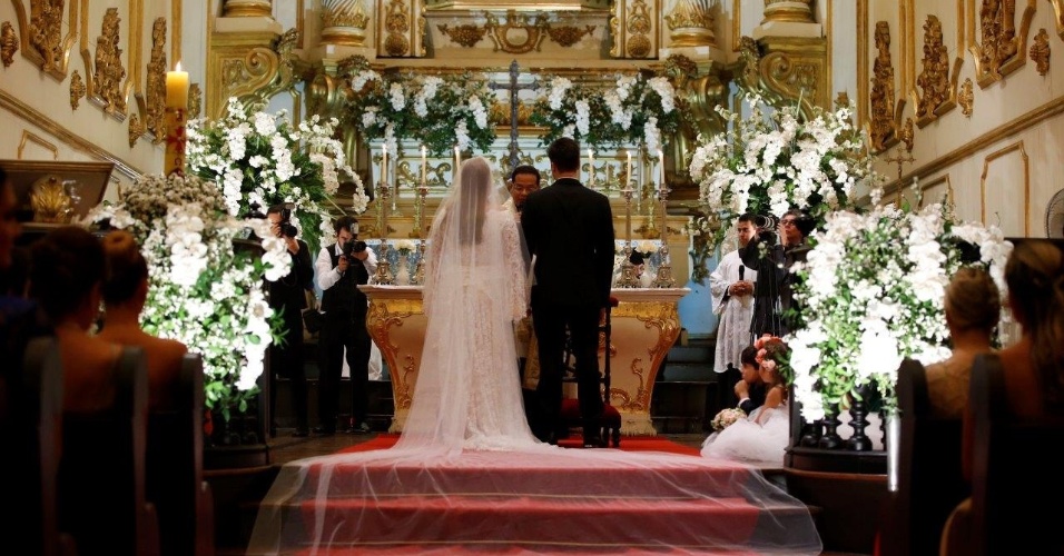12.mai.2015 - Preta Gil e Rodrigo Godoy sobem ao altar para oficializar o casamento na igreja Nossa Senhora do Carmo, no Rio de Janeiro