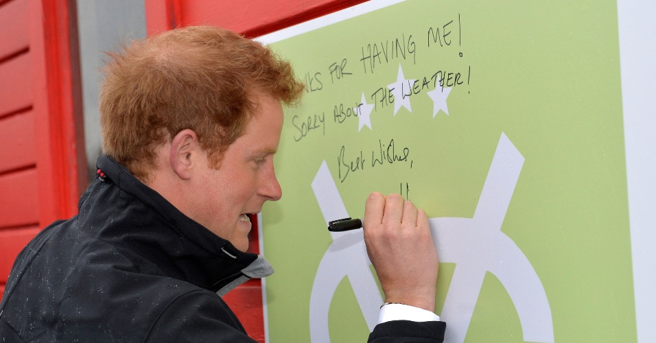 12.mai.2015 -  Príncipe Harry assina o seu nome em visita à Universidade de Canterbury, em Christchurch, na Nova Zelândia
