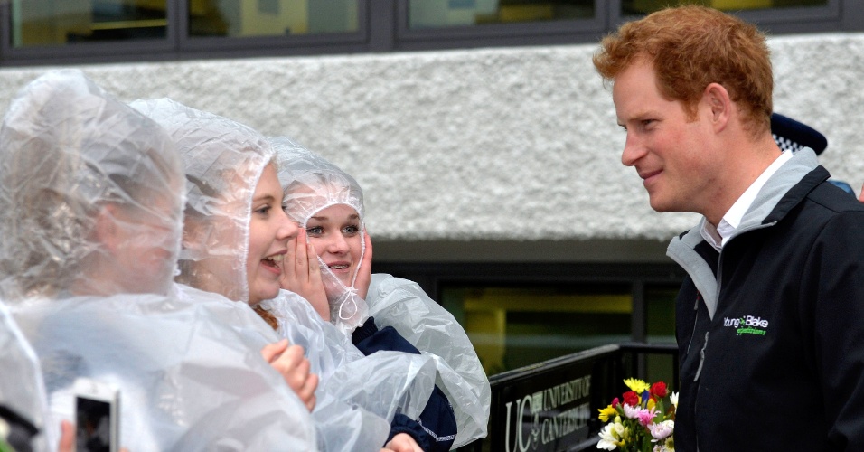 12.mai.2015 - Príncipe Harry cumprimenta estudantes em visita à Universidade de Canterbury, em Christchurch, na Nova Zelândia