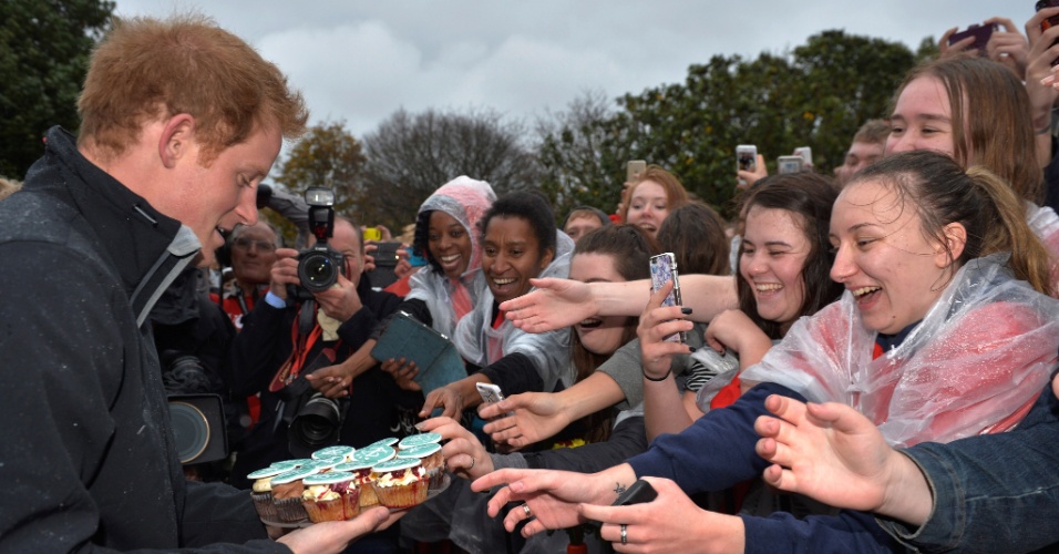 12.mai.2015 - Príncipe Harry cumprimenta locais e ganha cupcakes em Christchurch, na Nova Zelândia,