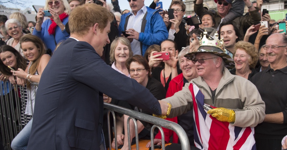 12.mai.2015 - Príncipe Harry cumprimenta locais em Christchurch, na Nova Zelândia