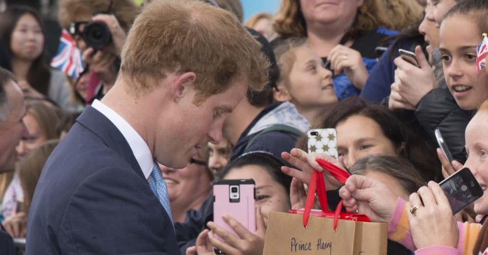 12.mai.2015 - Príncipe Harry cumprimenta locais em Christchurch, na Nova Zelândia
