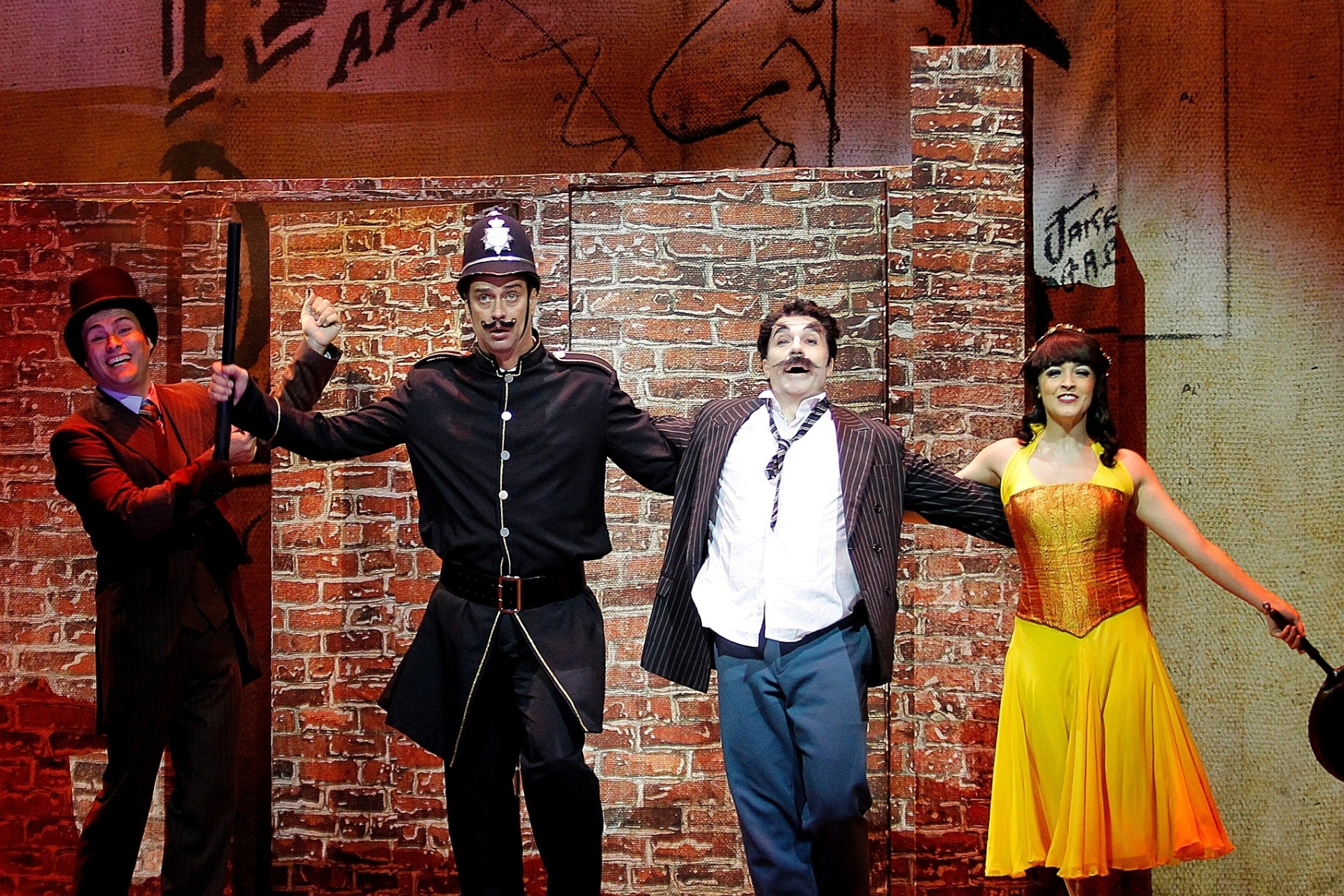 12.mai.2015 - Produzido por Claudia Raia, "Chaplin, o Musical" é protagonizado pelo namorado da atriz, Jarbas Homem de Mello e por Marcello Antony - Reinaldo Canato/UOL