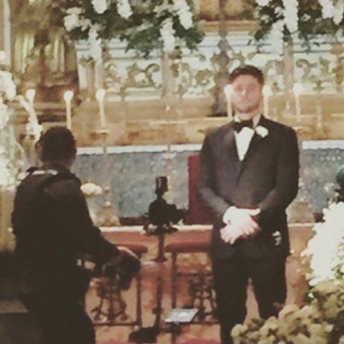 12.mai.2015 - Rodrigo Godoy aguarda no altar a chegada de sua noiva, Preta Gil. O casamento aconteceu na noite desta terça-feira no Rio de Janeiro