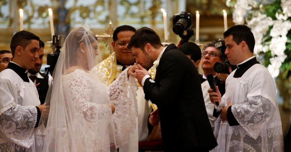 12.mai.2015 - Rodrigo Godoy beija a mão de Preta Gil no altar da igreja Nossa Senhora do Carmo