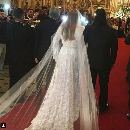 12.mai.2015 - Vestido de noiva de Preta Gil visto por outra ângulo, durante a entrada dela na igreja