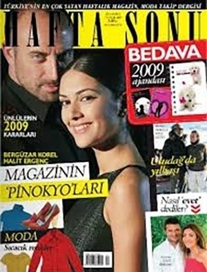 Famosos na Turquia, o casal de atores Bergüzar Korel e Halit Ergenç são destaques nas revistas especializadas em TV e famosos. Detalhes da publicação turca "Hafta Sonu"