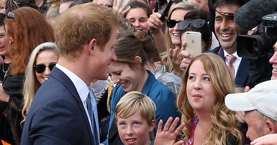 Na Nova Zelândia, Príncipe Harry reencontra a professora de sua antiga escola