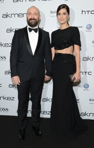 O casal de atores turcos Bergüzar Korel e Halit Ergenç durante premiação da revista "GQ" da Turquia