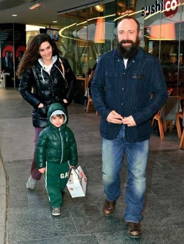 Os protagonistas de "Mil e Uma Noites", Bergüzar Korel (Sherazade) e Halit Ergenç (Onur), são casados na vida real e têm um filho, Ali