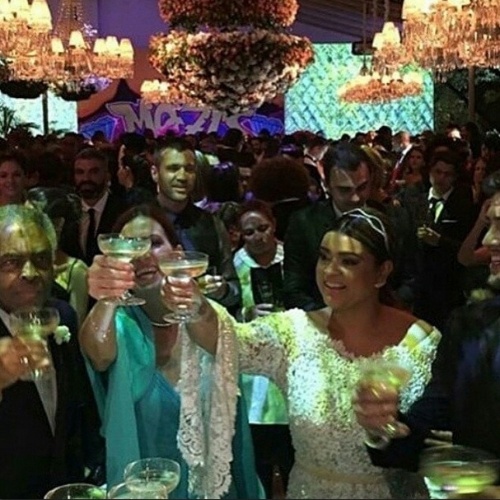 12.mai.2015 - Os noivos, Preta Gil e Rodrigo Godoy, fazem um brinde durante a festa de casamento. Pai da noiva, o cantor Gilberto Gil compartilha o momento