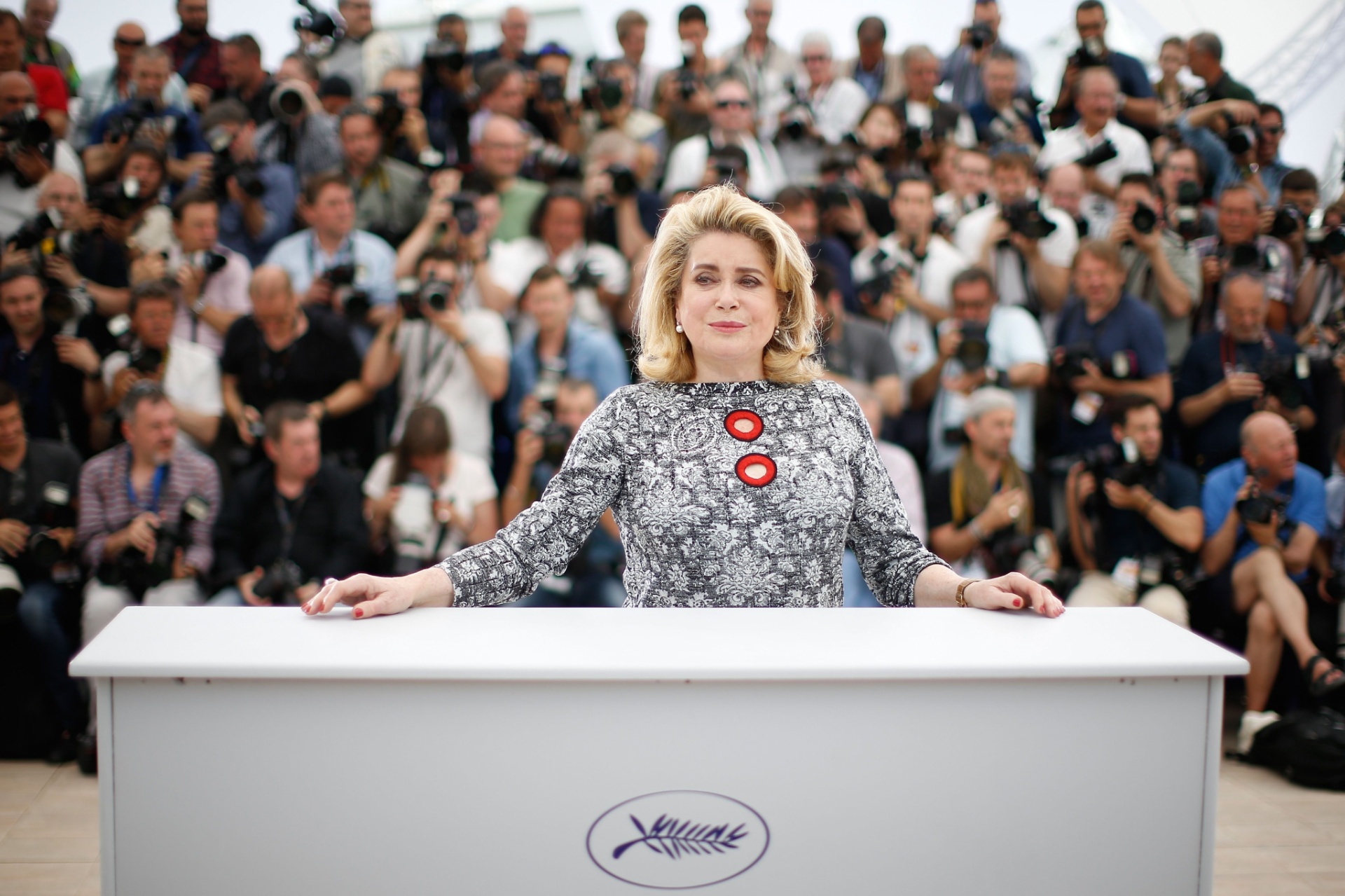 13.mai.2015 - A atriz Catherine Deneuve posa durante a apresentação do filme de abertura do Festival de Cannes 2015, "La Tête Haute", de Emmanuelle Bercot - Valery Hache/AFP Photo