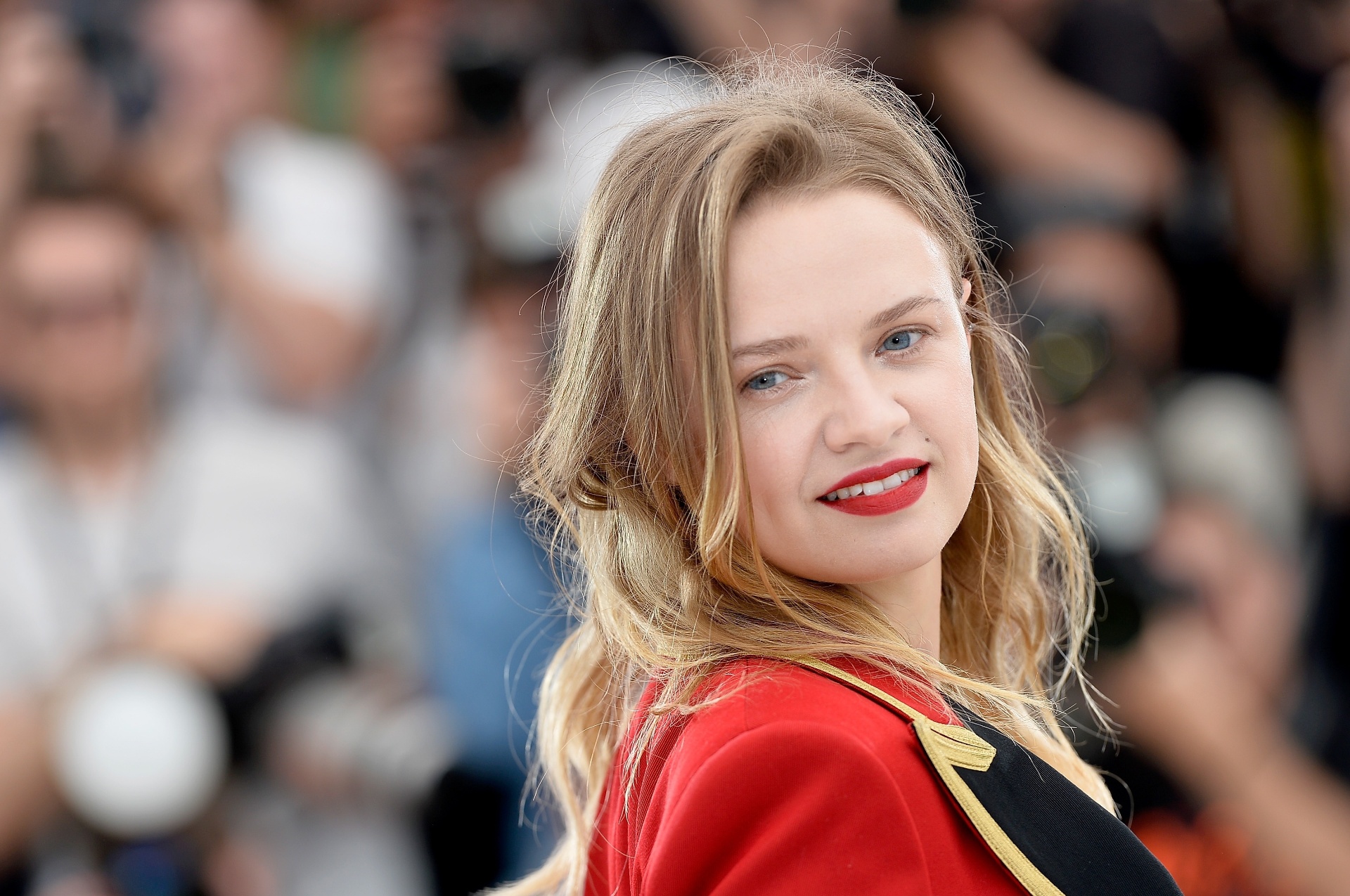 13.mai.2015 - A atriz Sara Forestier posa durante a apresentação do filme de abertura do Festival de Cannes 2015, "La Tête Haute", de Emmanuelle Bercot - Pascal Le Segretain/Getty Images