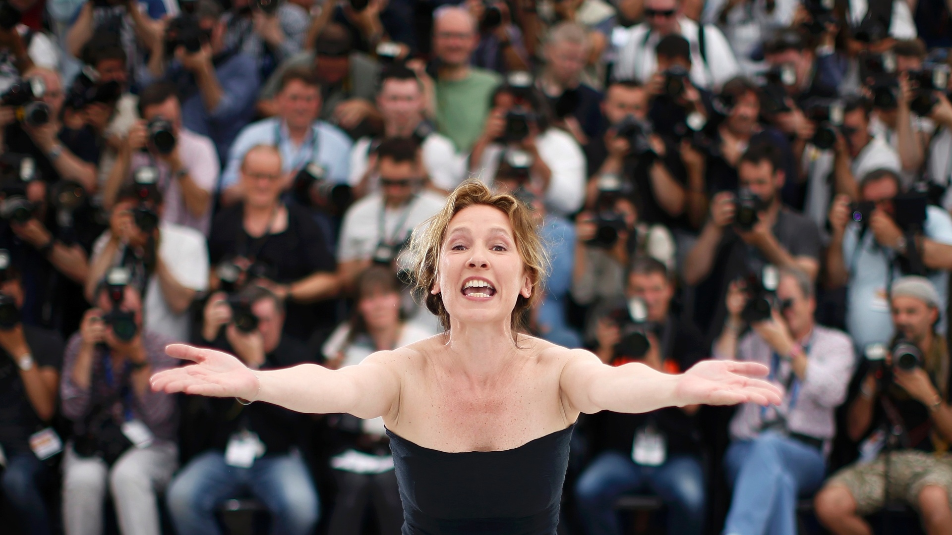 13.mai.2015 - A diretora francesa Emmanuelle Bercot apresenta o filme de abertura do Festival de Cannes 2015, "La Tête Haute" - Eric Gaillard/Reuters