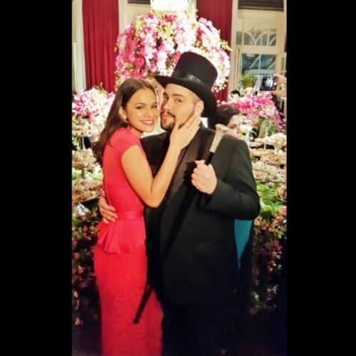 12.mai.2015 - Bruna Marquezine posou coladinha a Tiago Abravanel durante a festa do casamento de Preta Gil e Rodrigo Godoy