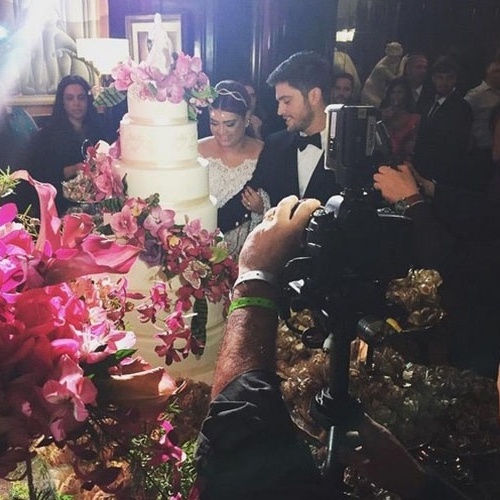 13.mai.2015 - Preta Gil e Rodrigo Godoy cortam o bolo na festa de casamento realizada na mansão de Lilibeth Monteiro de Carvalho, em Santa Teresa, no Rio. O casal recebeu cerca de 700 convidados na comemoração