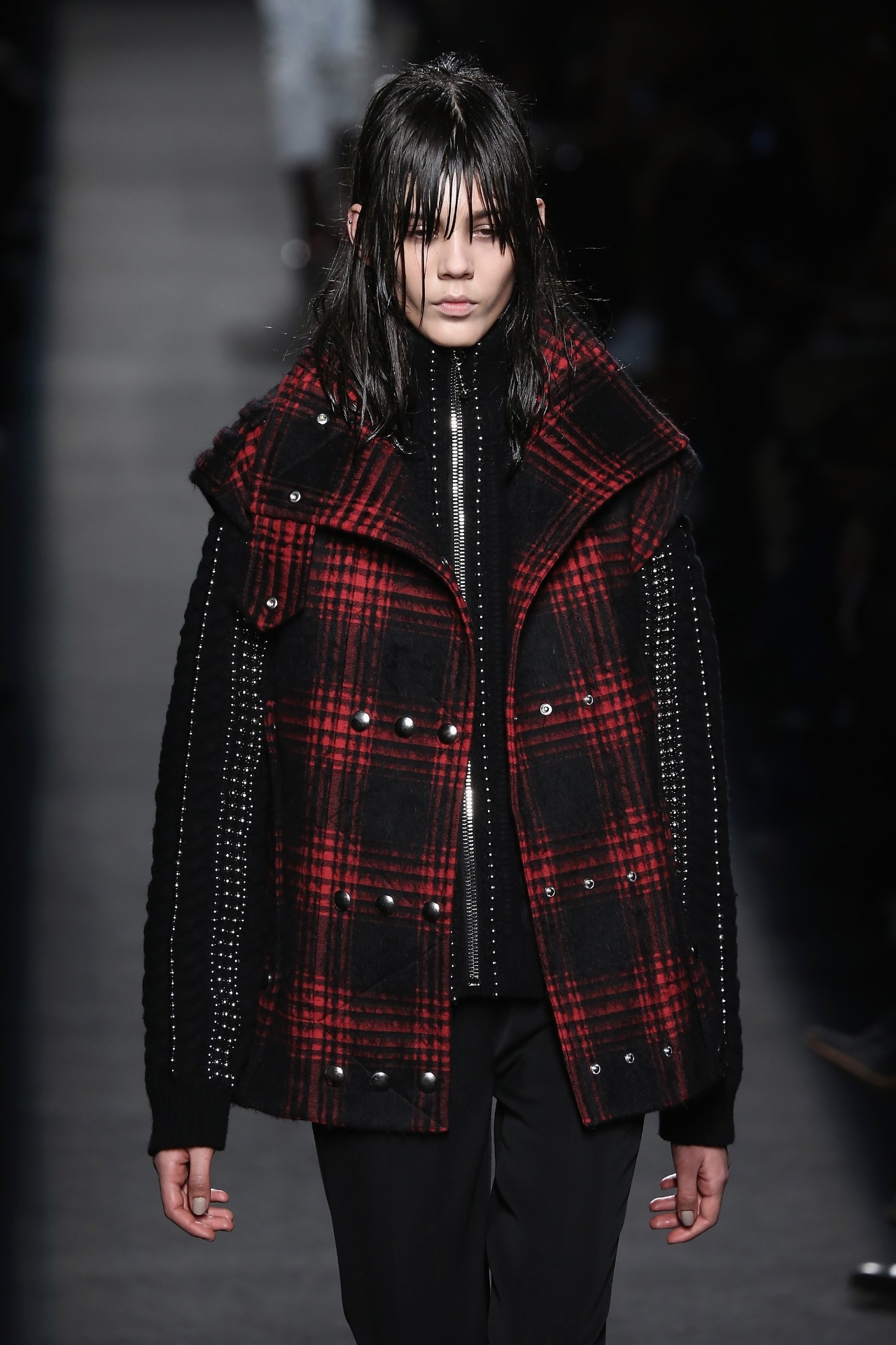 14.fev.2015 - Influência do movimento grunge, o xadrez é uma das modas dos anos 90 que mais apareceu em desfiles ao longo do tempo. Na imagem acima, o estilista Alexander Wang misturou a estampa com um look todo preto pata o Inverno 2015 da Semana de Moda de Nova York. Além disso, ele arrematou a produção com coturnos, que representam a década - Getty Images