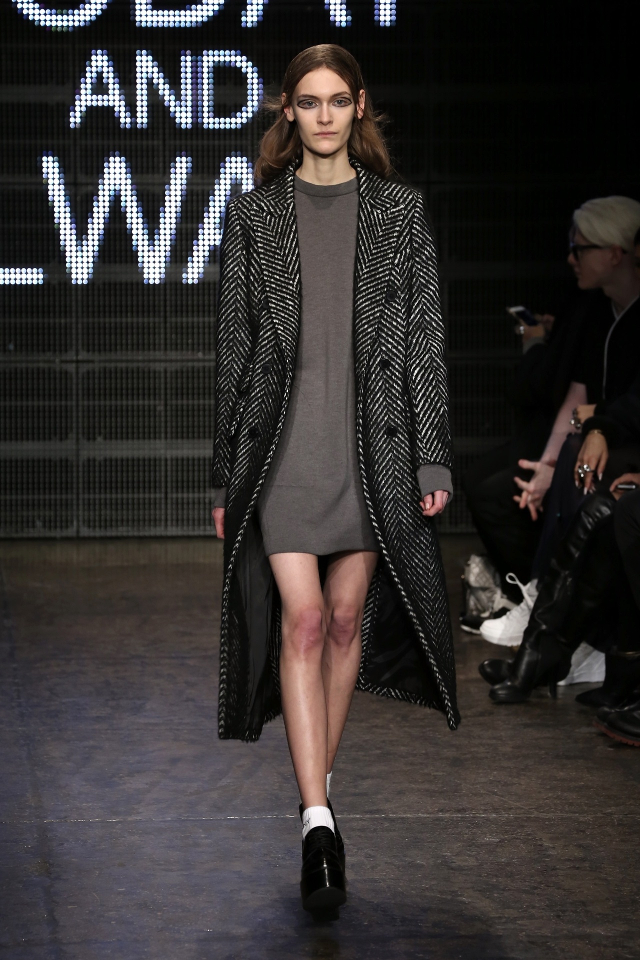 15.fev.2015 - A moda minimalista, sem exageros, foi destaque na época e referência para a coleção de Inverno 205 da marca DKNY, exibida na Semana de Moda de Nova York . Além disso, a estilista Donna Karen também mostrou em sua coleção o tênis com plataforma combinado com meia soquete, outras referências daquele momento - Getty Images