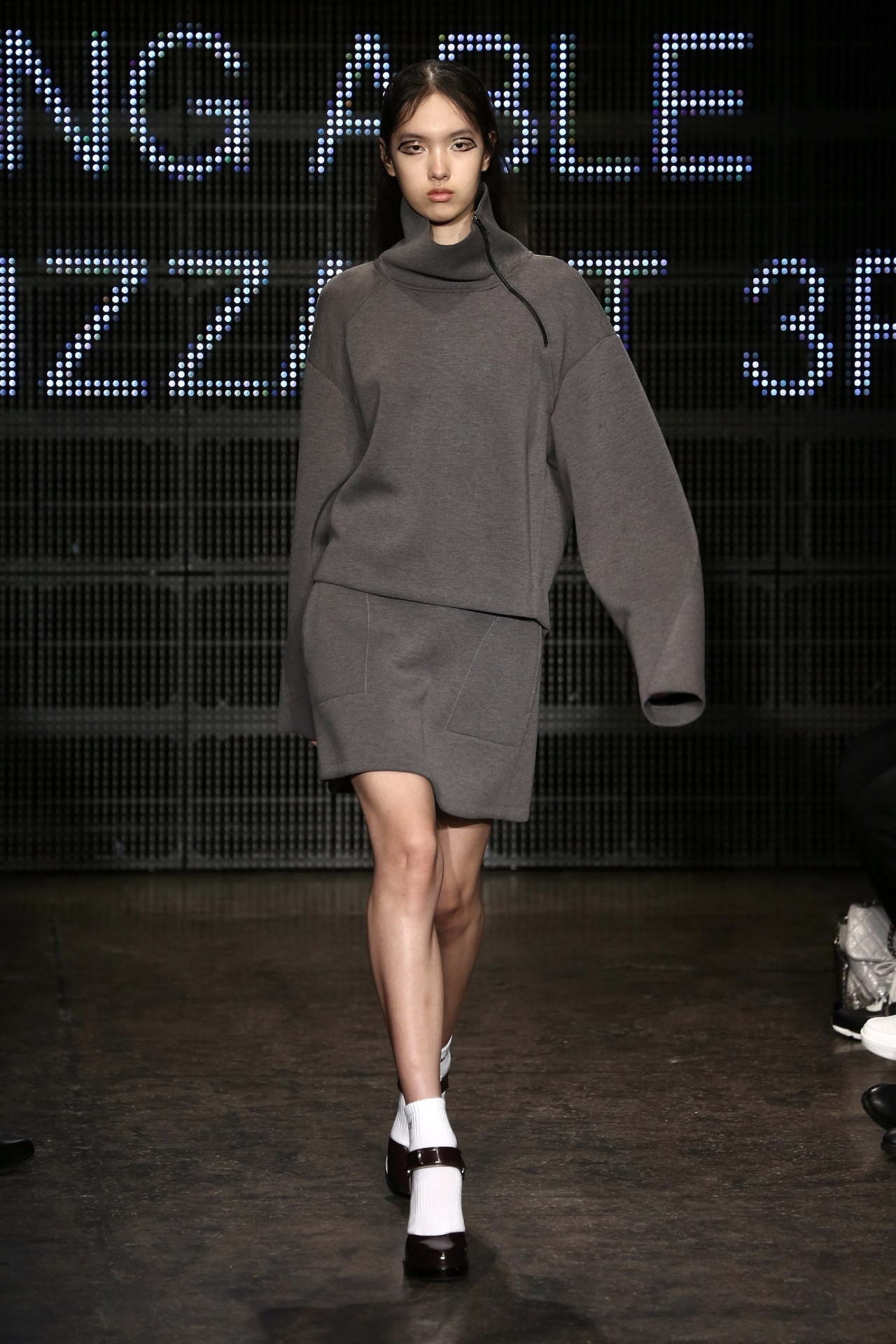 15.fev.2015 - Conjunto esportivo de blusa e saia combinados com sapatos e meias, com inspiração nos anos 90, na coleção de inverno 2015 da DKNY, exibida na Semana de Moda de Nova York - Getty Images